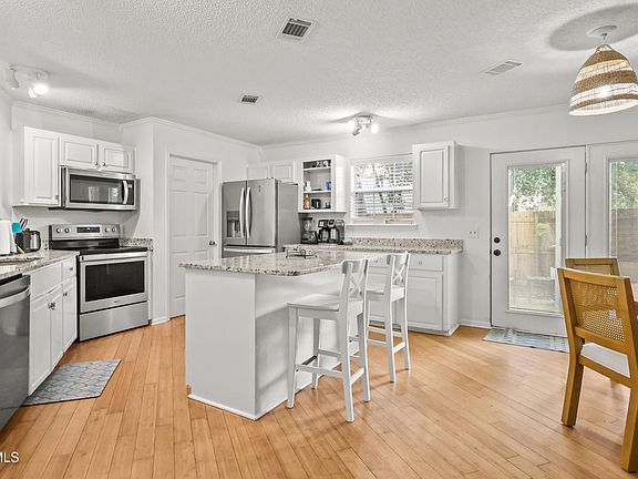 2nd image of 198 Pine St