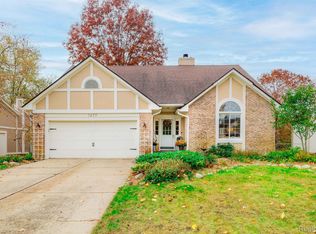 1677 Weyhill Dr, Wixom, MI 48393