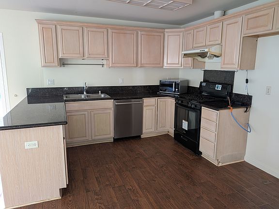 5th image of 17129 Leslie Ave
