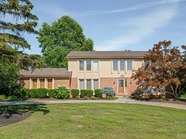 28824 Appleblossom Ln, Farmington Hills, MI 48331