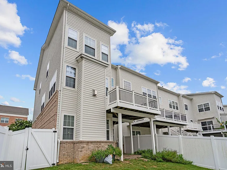 22667 Flowing Spring Sq — Photo 37