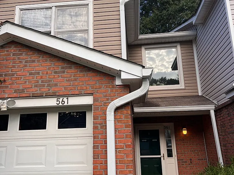 561 Heritage Ct — Photo 2