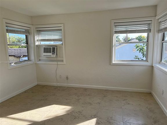 3rd image of 902 S M St APT 2