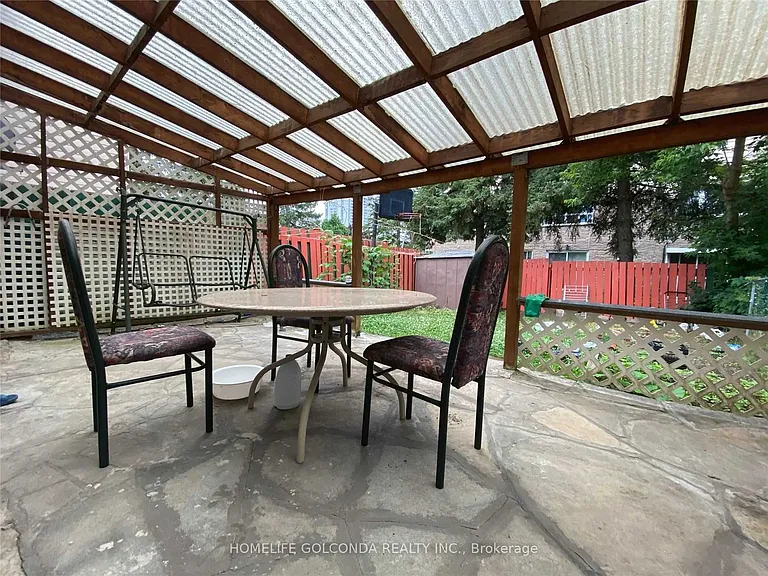 6 La Peer Blvd — Photo 15
