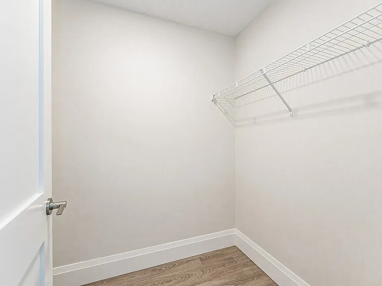 460 Columbia St W — Photo 94