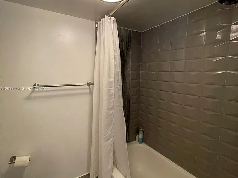 600 NE 36th St #211 — Photo 15