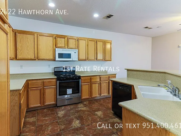 22422 Hawthorn Ave — Photo 5