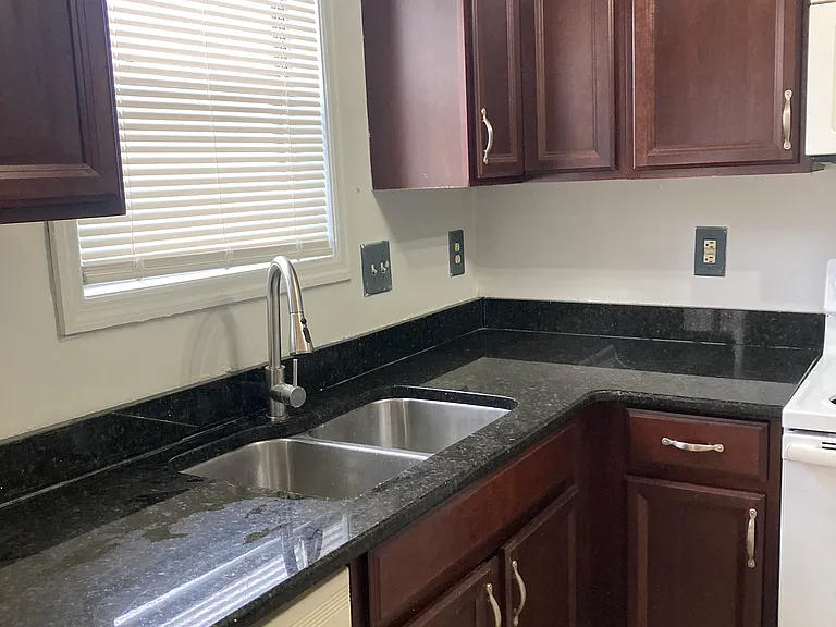 978 Stewarts Creek Dr #6 — Photo 5