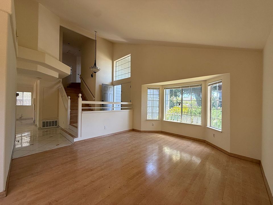 1st image of 581 Hellyer Ave