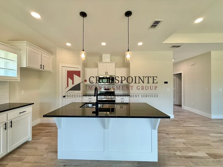 17434 Crossing Cir — Photo 5