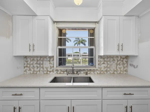 1 Golfs Edge F, West Palm Beach, FL 33417