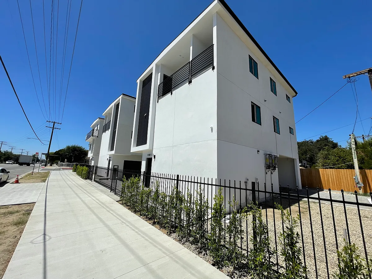 Building Photo - 11451 Victory Blvd #B