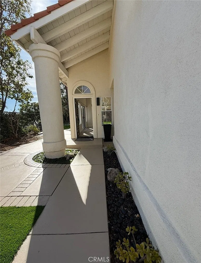 3 bed, 2.5 bath, 1800 sqft, $5,450 — Photo 3