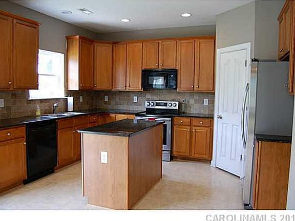 4th image of 2914 NW Watercrest Dr