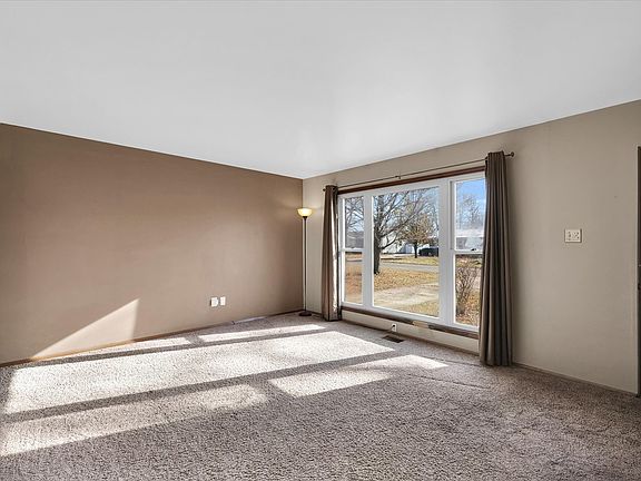 5th image of 1045 Eastview Dr
