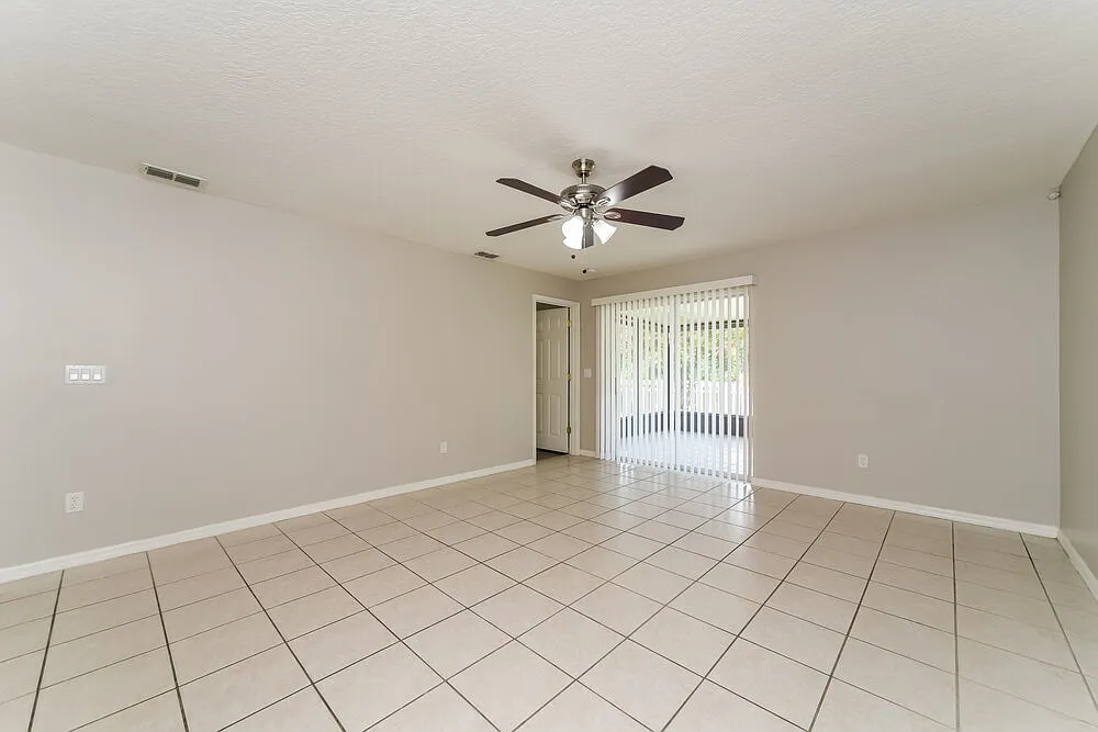 3 bed, 2.0 bath, 1373 sqft, $2,540 — Photo 4
