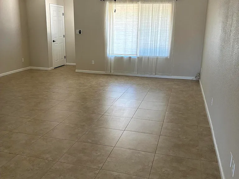 2058 E Fremont Dr — Photo 2