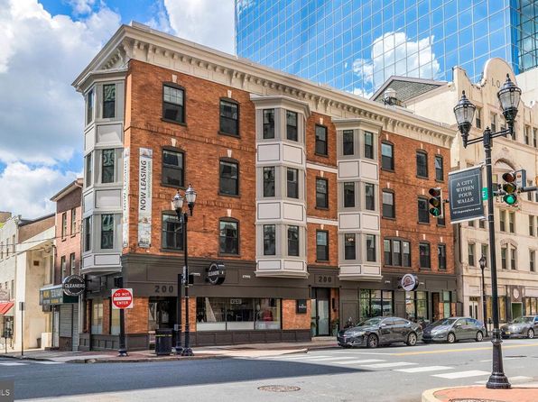 200 W 10th St #301