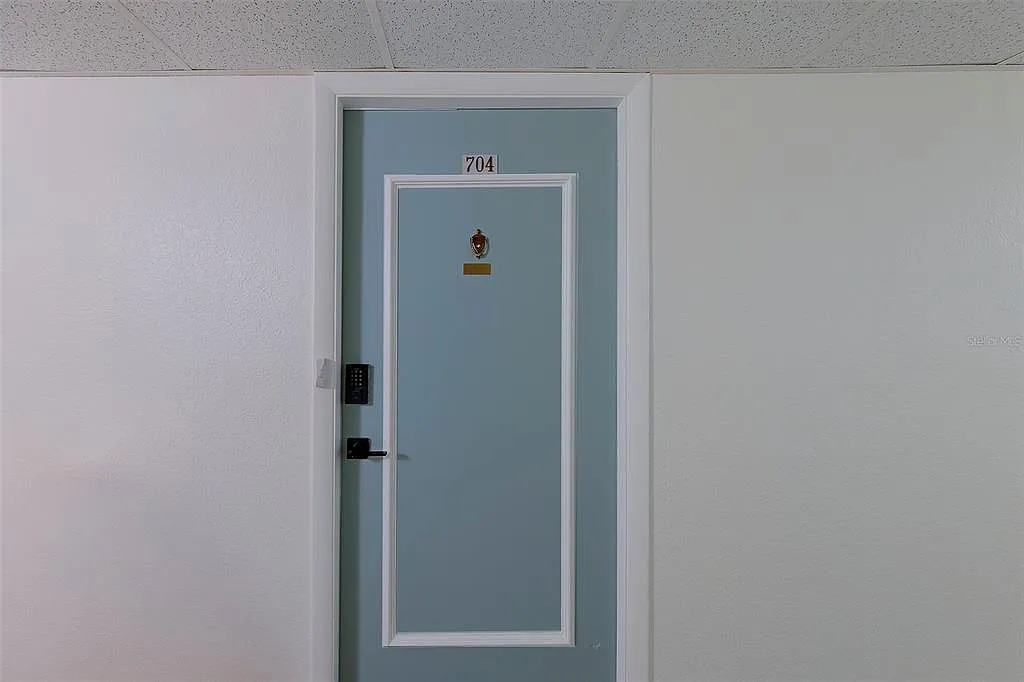 2 bed, 2.0 bath, 1100 sqft, $2,200 — Photo 2
