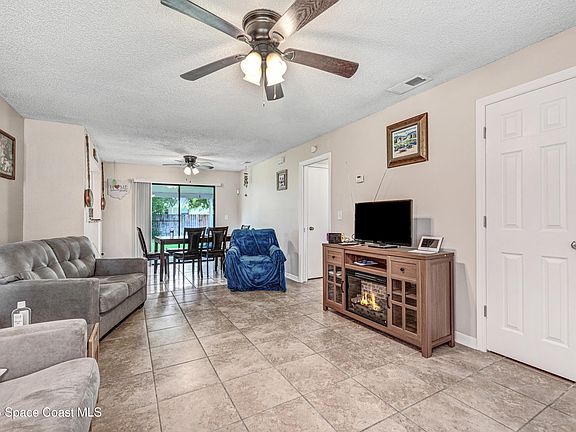 5th image of 2442 Dianne Dr