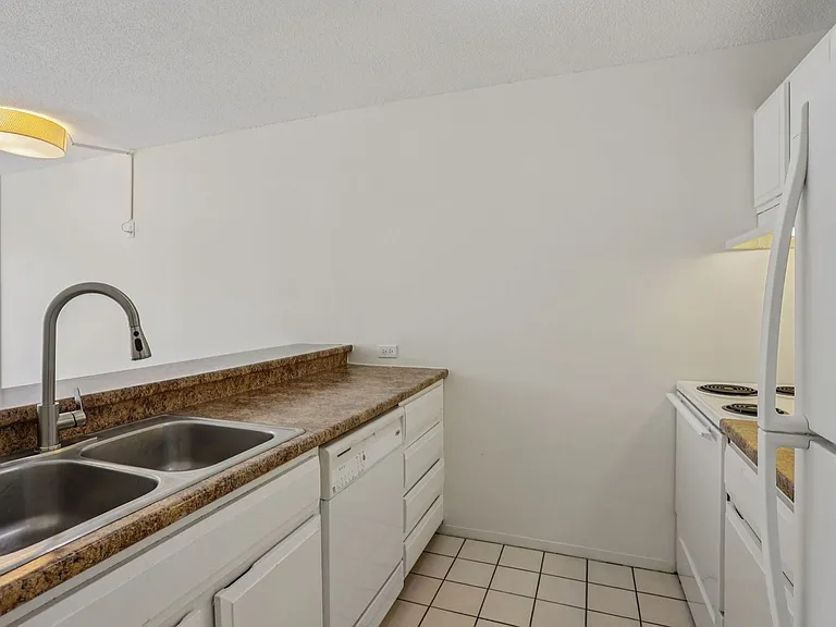 Thornton Place Apartments — Photo 9