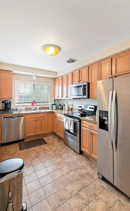 2 bed, 1.5 bath, 973 sqft, $1,600 — Photo 3