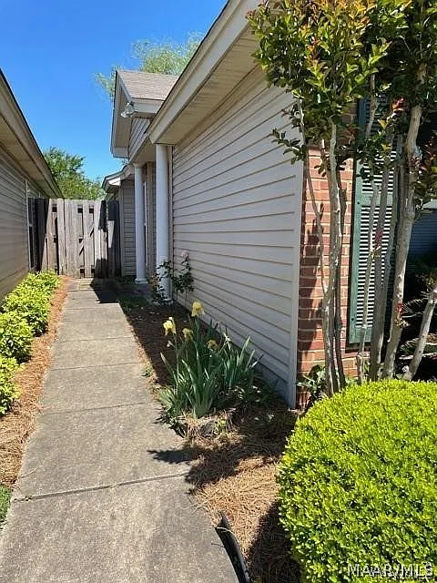3 bed, 2.0 bath, 1379 sqft, $1,350 — Photo 2