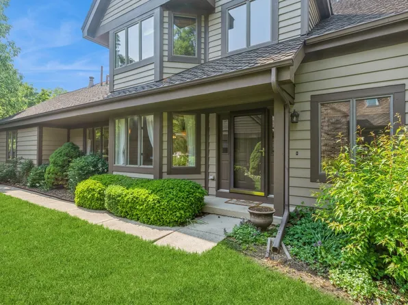 1922 Forest Creek Ln, Libertyville, IL 60048