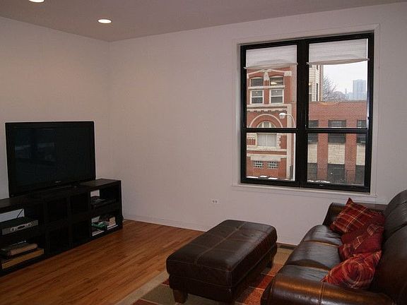 2nd image of 512 W Elm St