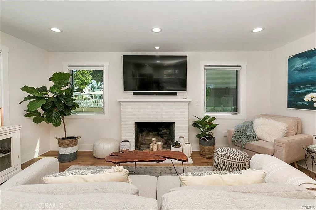 2 bed, 900 sqft, $6,900 — Photo 4