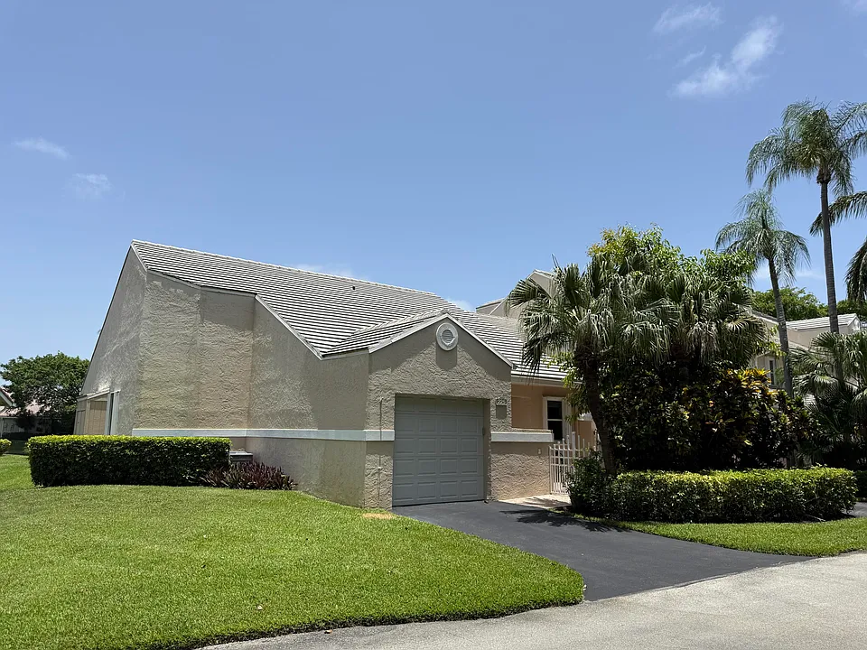 225 N Lakeshore Dr