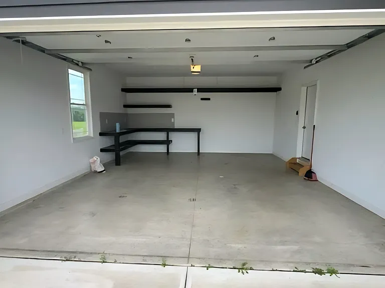 Garage (workbench with electric)
