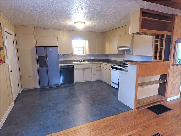 5th image of 827 E Brooks St
