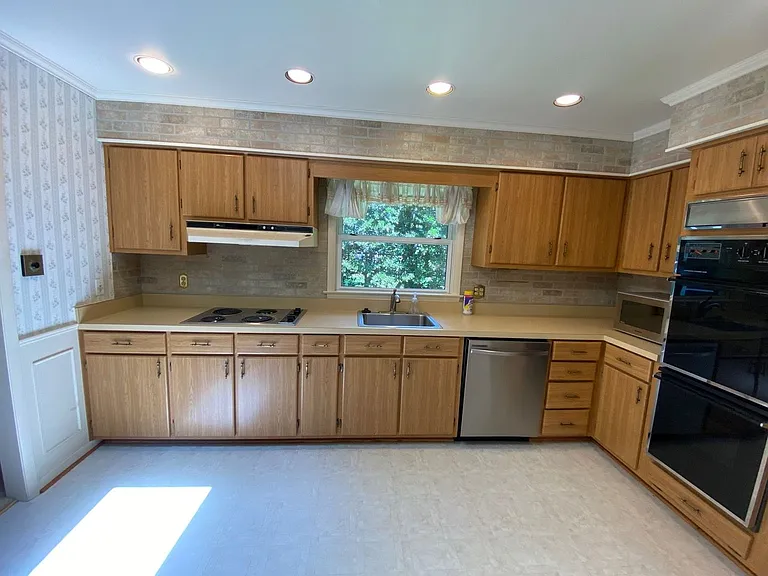 2648 S Kings Rd — Photo 3