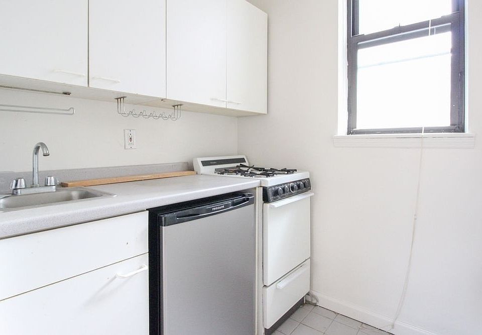 2nd image of 128 E 84th St APT 5D