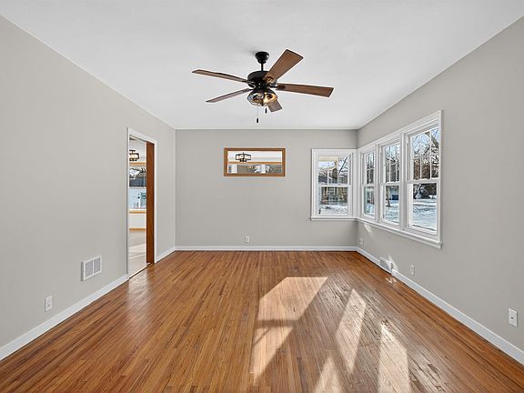 3rd image of 202 Byrnbrae St