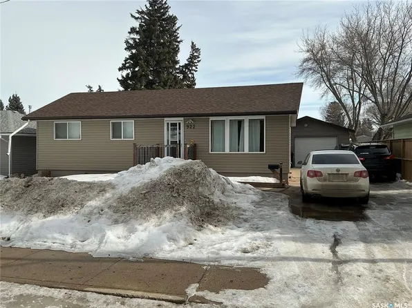 922 T AVENUE N, Saskatoon, SK S7L 3C1