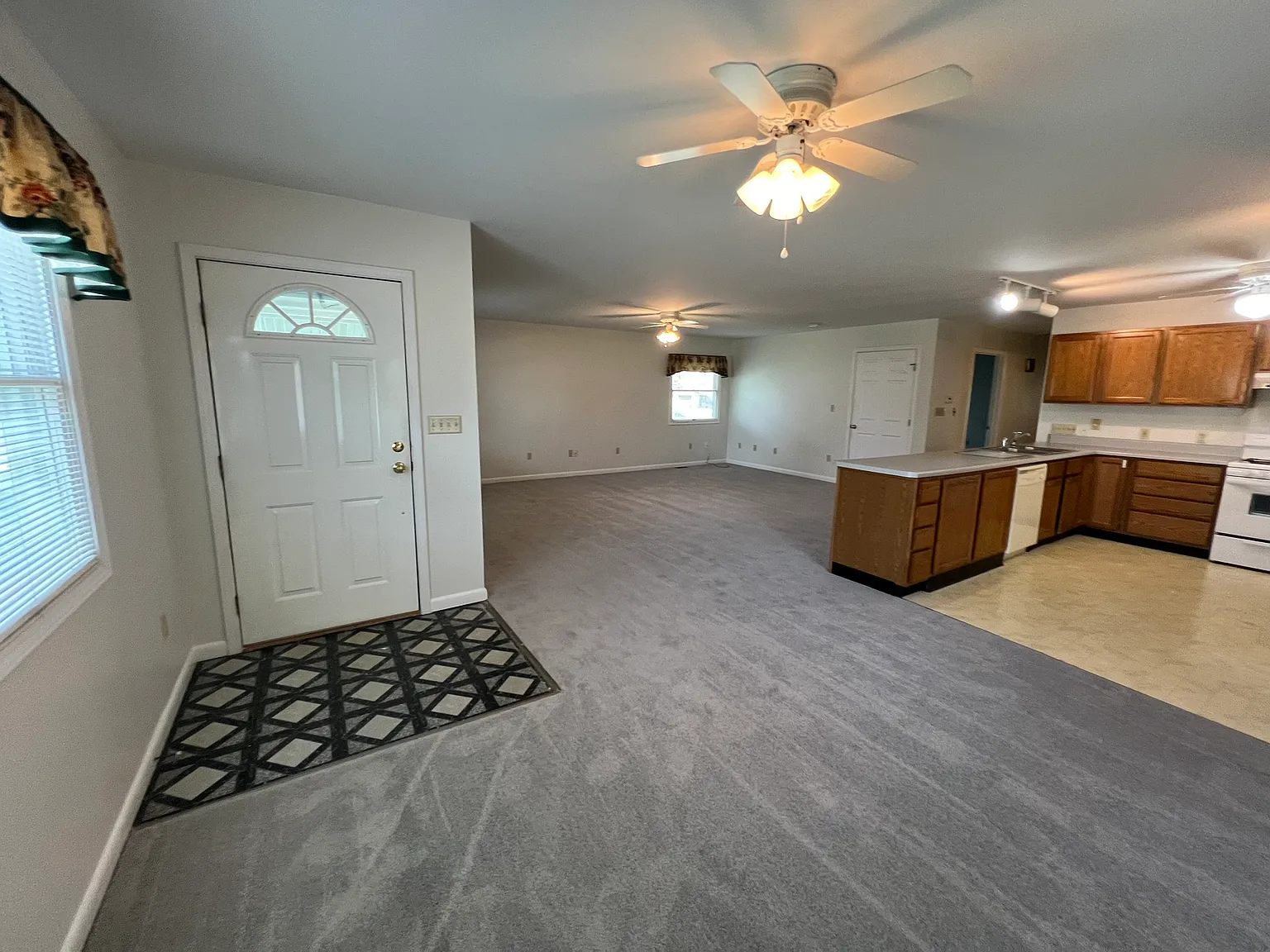 3 bed, 1638 sqft, $1,300 — Photo 1