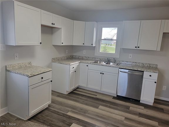 4th image of 3300 Parks Ave NE