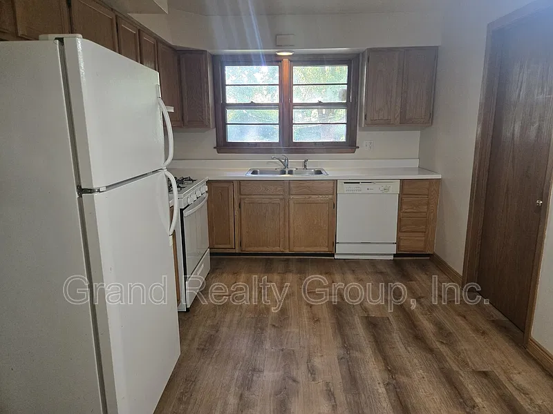 3 bed, 1.0 bath, 1032 sqft, $2,000 — Photo 3