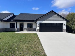 404 Tyler St SE, Cascade, IA 52033