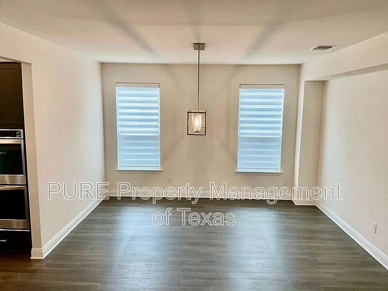 1008 Brenham Ln — Photo 13