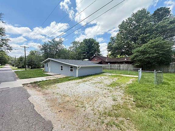 3rd image of 1477 E Lindberg St