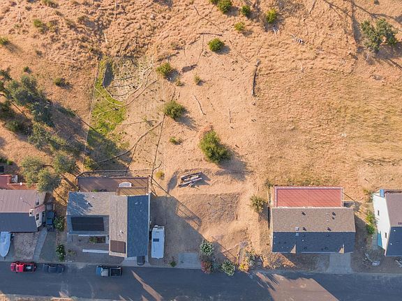 3rd image of 220 Manzanita Lane