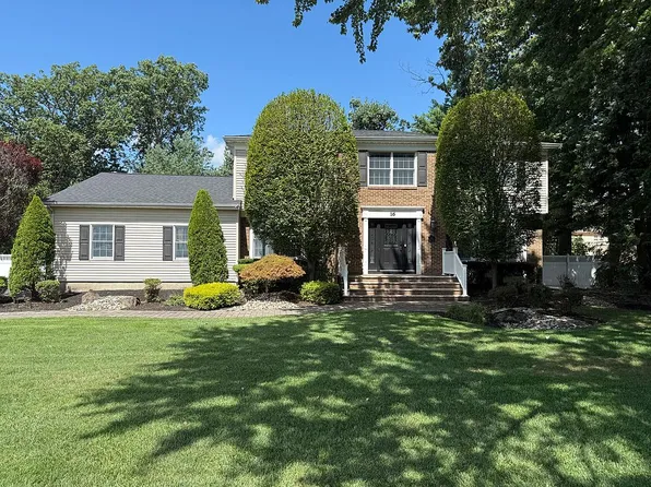16 Hapenny Dr, Manalapan, NJ 07726