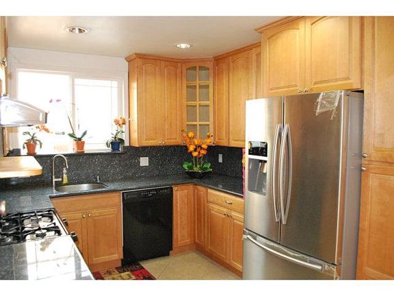 5th image of 251 Lakeshire Dr