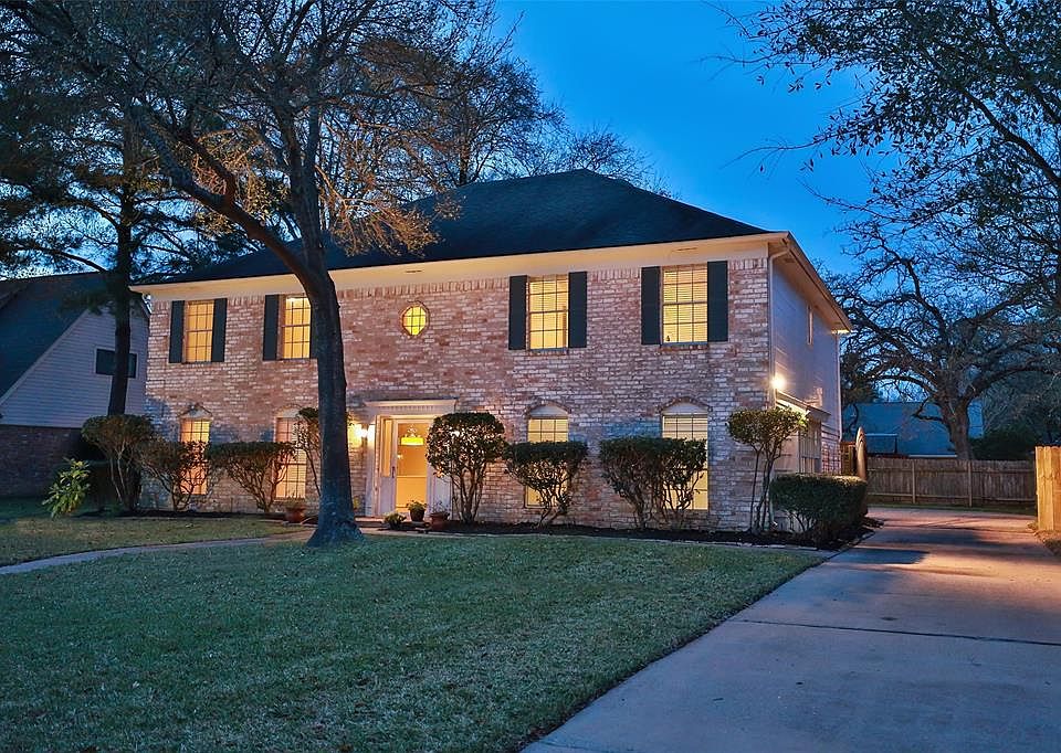 WELCOME TO PRESTONWOOD FOREST - HOME OF THE CHRISTMAS LIGHTING EXTRAVAGANZA! - This wonderful community is well known for it's display of Christmas lights during the holiday season!