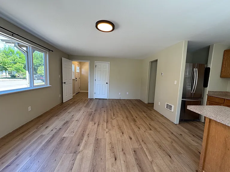 835 SW 10th St — Photo 9