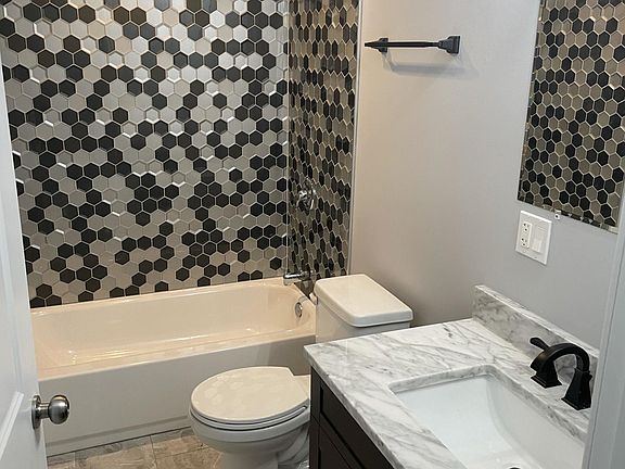 5th image of 3707 W Belmont Ave
