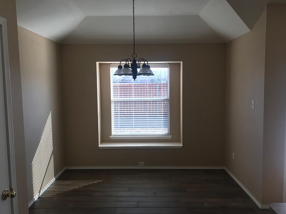 2nd image of 504 Meadowview St